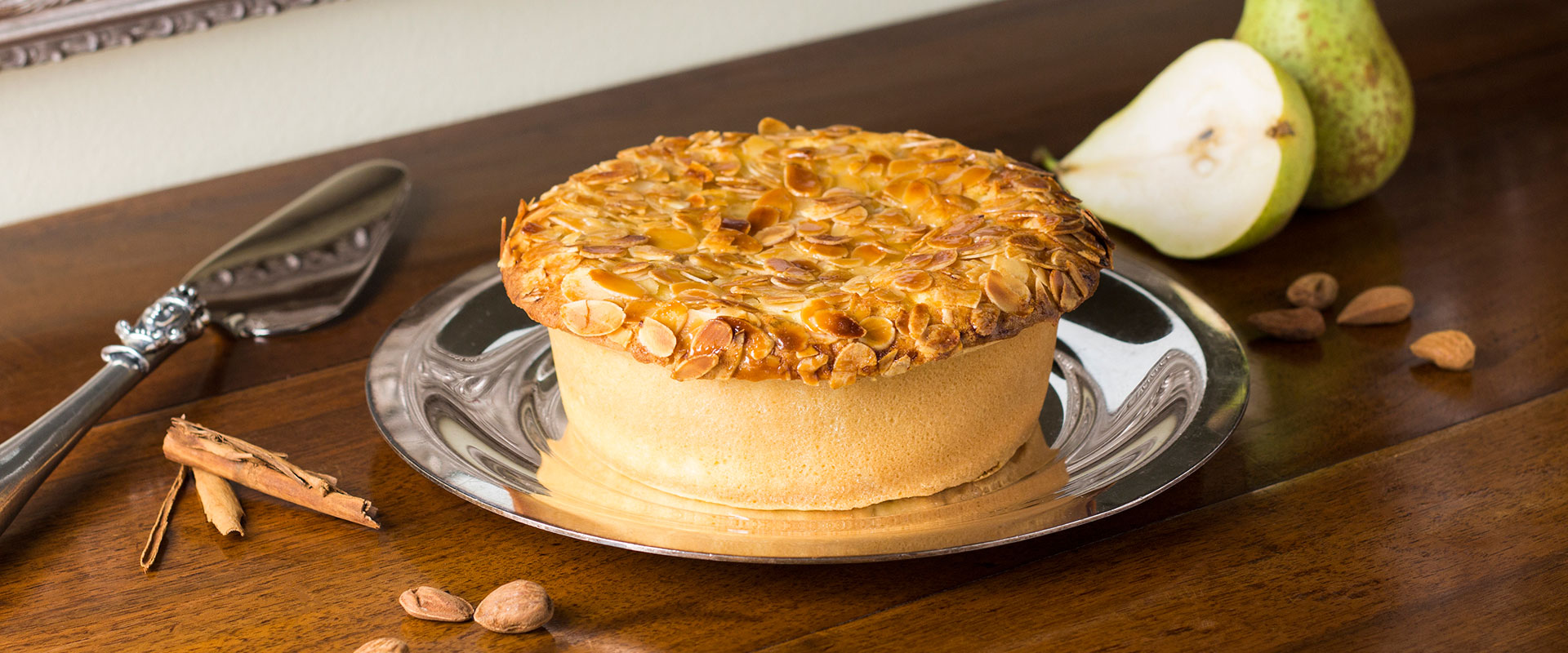 Torta Di Frolla Di Nocciole Con Mandorle Tostate E Pezzettoni Di Pere Carammellate